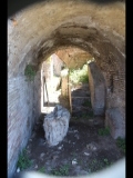 06107 ostia - regio iv - insula x - terme di porta marina (iv,x,1-2) - suedwestfassade - korridor mit treppe.jpg